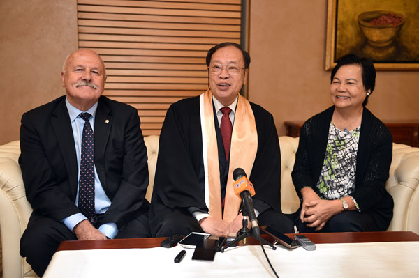 Image of Adjunct Prof Barry Lim (centre) at his graduation ceremony, with Assoc Prof Bruce McDonald and wife Leong Lyne Chin